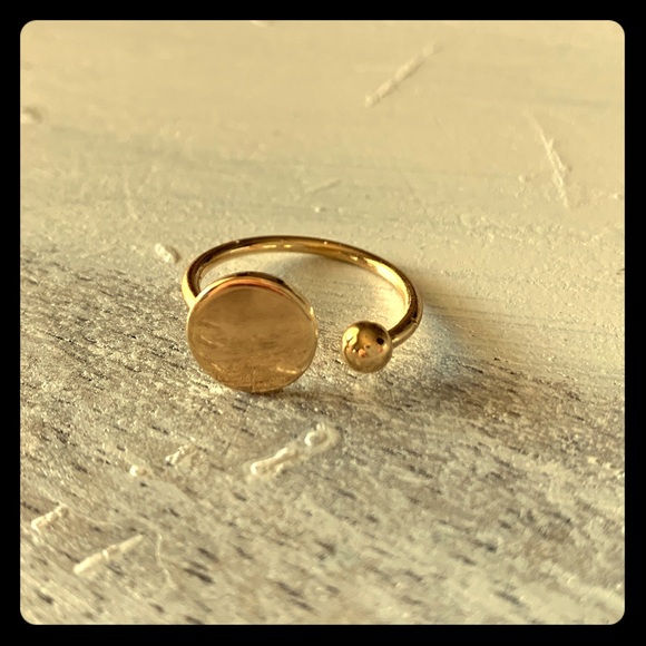 Gold ring - Picture 1 of 2